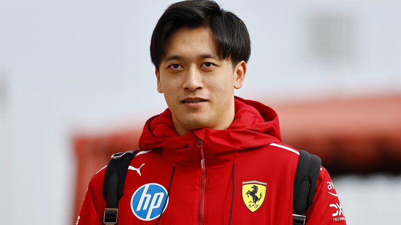 Zhou_Guanyu_de_Ferrari_emocionado_de_aprender_de_Hamilton_en_su_nuevo_rol_de_reserva