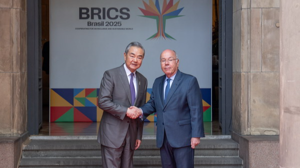 Canciller chino Wang Yi advierte: La concesión fortalece a los matones