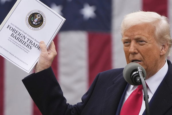 Los aranceles de Trump afectan a los más pobres del mundo: impacto en el comercio global video poster