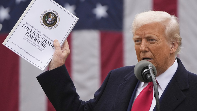 Los aranceles de Trump afectan a los más pobres del mundo: impacto en el comercio global video poster