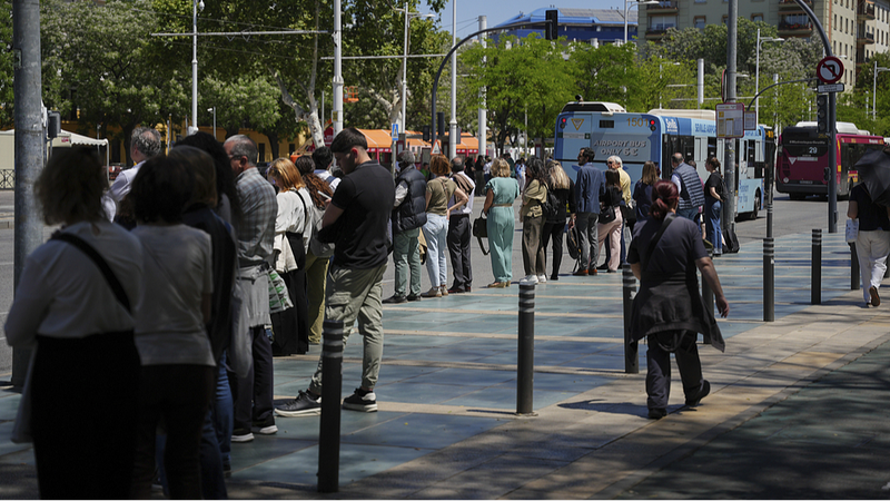 Barcelona resurge: la ciudad retorna tras un apagón masivo Barcelona resurge: la ciudad retorna tras un apagón masivo video poster