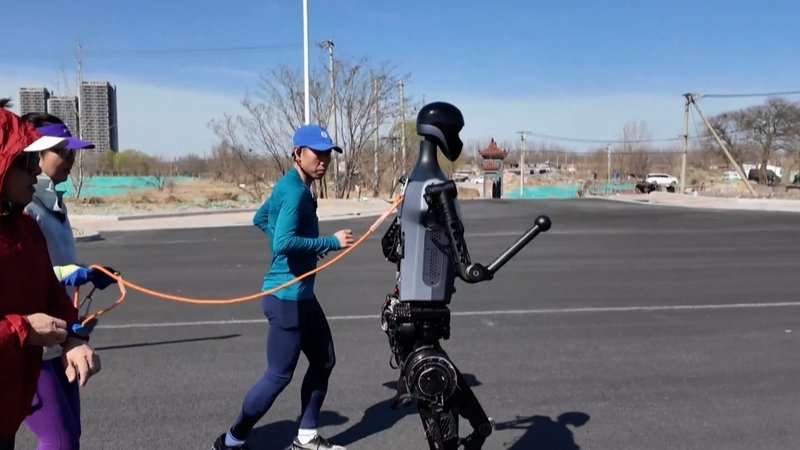 Robots humanoides compiten en prueba de medio maratón en Beijing video poster
