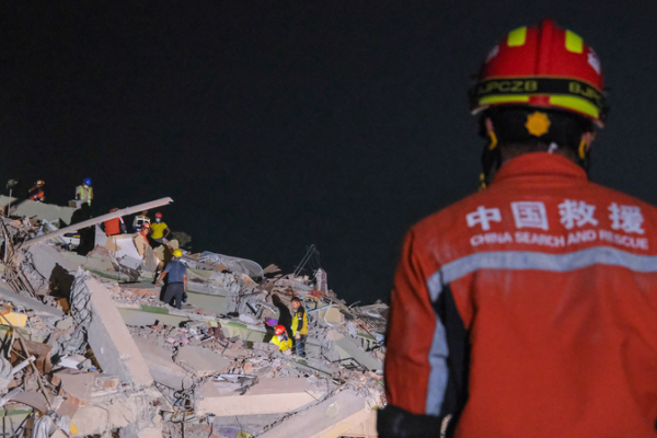 Equipos de Rescate en Mandalay Continúan la Búsqueda en Medio de la Tragedia del Terremoto video poster