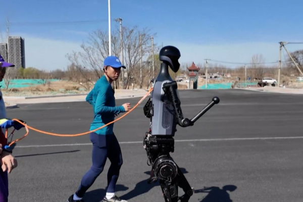 China organiza el primer medio maratón de robots humanoides del mundo video poster