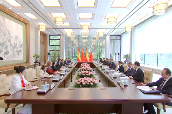 China y España fortalecen lazos estratégicamente resilientes y mutuamente beneficiosos video poster