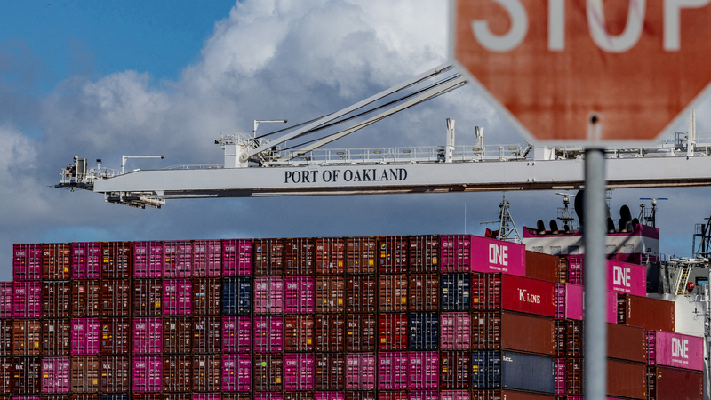 Los aranceles del 'Día de la Liberación' de Trump sacuden el comercio global video poster