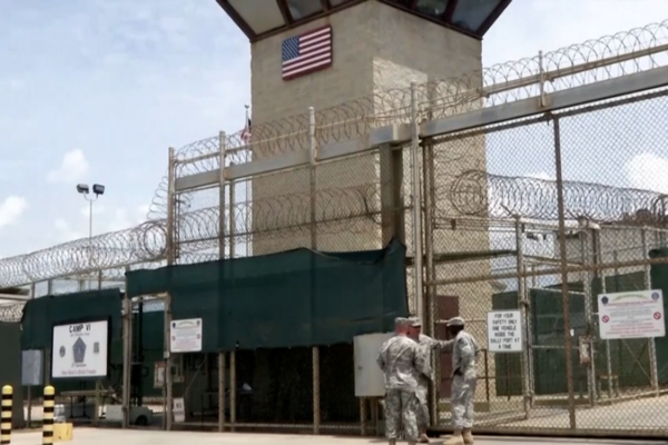 Senadores critican la costosa misión de migrantes en la Bahía de Guantánamo video poster
