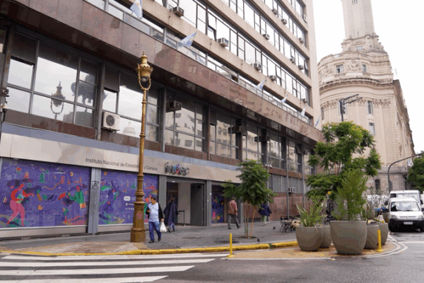 Las tiendas de Argentina luchan con inflación creciente video poster