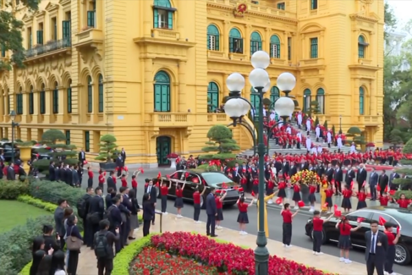 La cálida visita de Xi Jinping a Hanói con To Lam de Vietnam La cálida visita de Xi Jinping a Hanói con To Lam de Vietnam video poster