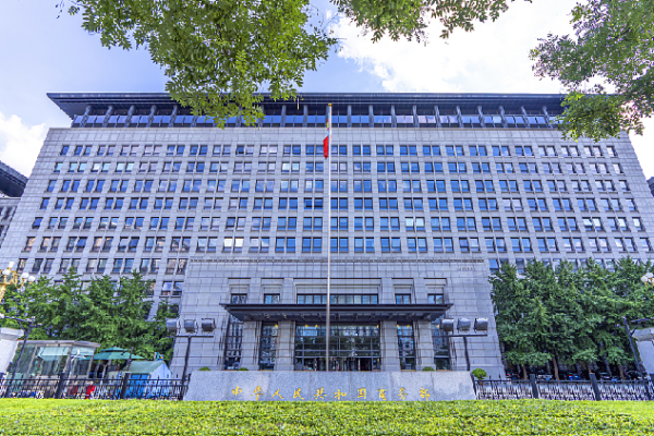 China denuncia amenaza de aranceles de EE. UU. y pide diálogo