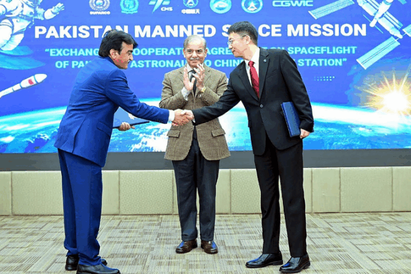 Astronauta pakistaní se une a la misión de la estación espacial de China