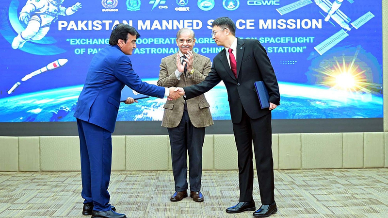 Astronauta pakistaní se une a la misión de la estación espacial de China
