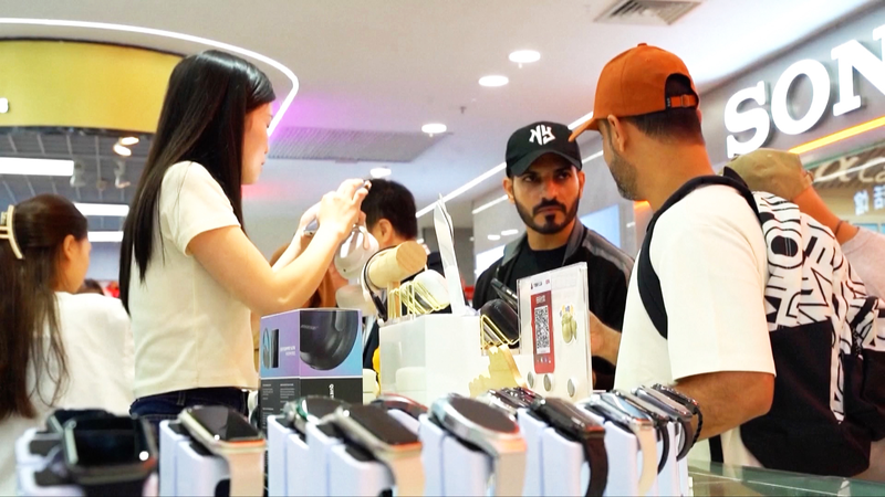El reembolso instantáneo de impuestos impulsa un auge de compras en la China continental El reembolso instantáneo de impuestos impulsa un auge de compras en la China continental video poster