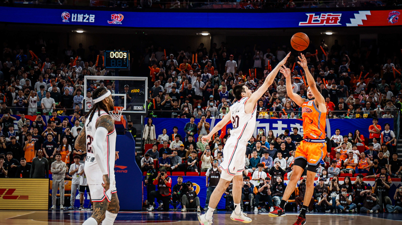 El disparo al buzzer de Tyler Harvey impulsa a Shanghái en un emocionante tiempo extra