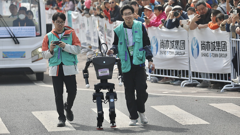 Robots humanoides encienden el medio maratón de Pekín