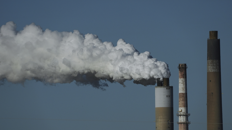 Trump exime a plantas de carbón de reglas de contaminación por mercurio