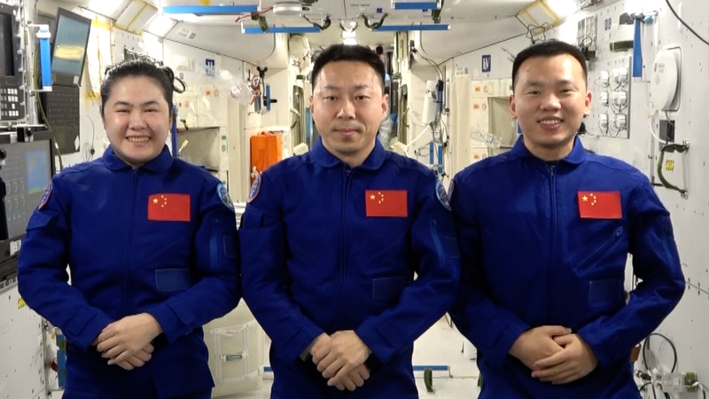 La cálida despedida de Shenzhou-19 mientras la nueva tripulación se prepara en el 10° Día del Espacio de China La cálida despedida de Shenzhou-19 mientras la nueva tripulación se prepara en el 10° Día del Espacio de China video poster