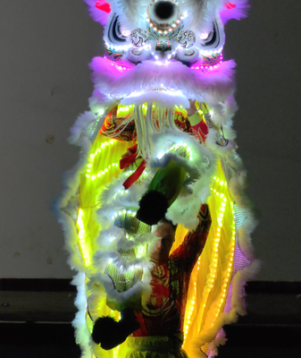 La danza del león que brilla en la oscuridad ilumina la tradición con innovación tecnológica video poster