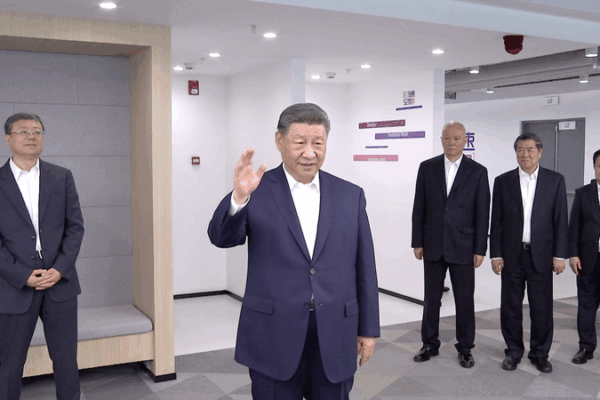 Xi inspira a la juventud en IA en incubadora de Shanghái video poster