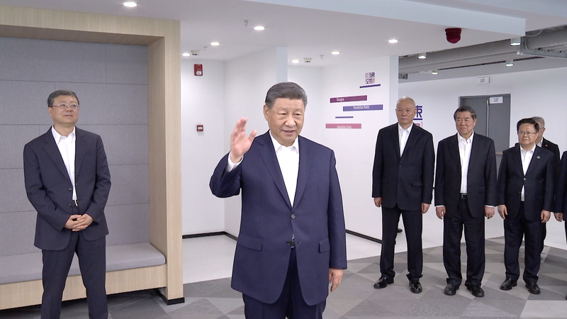 Xi inspira a la juventud en IA en incubadora de Shanghái video poster