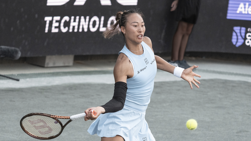 Alexandrova_domina_a_Zheng_Qinwen_en_el_Charleston_Open