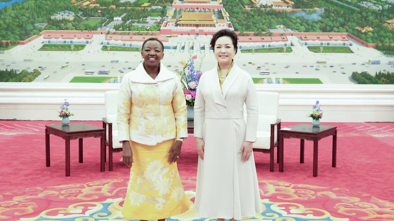 Peng Liyuan y la esposa del Presidente de Kenia comparten sobre té en Pekín