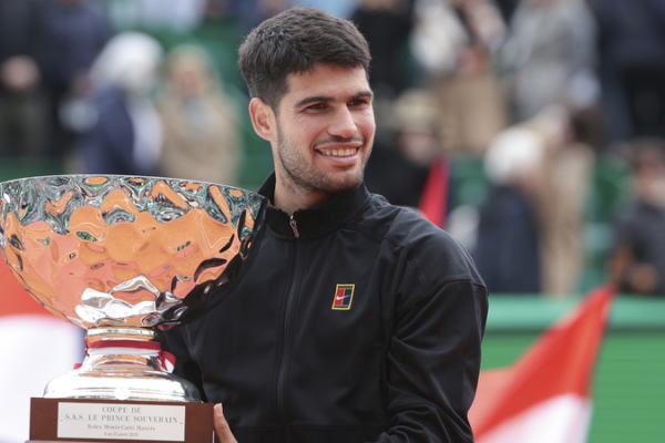 Alcaraz sorprende en Montecarlo con épica remontada