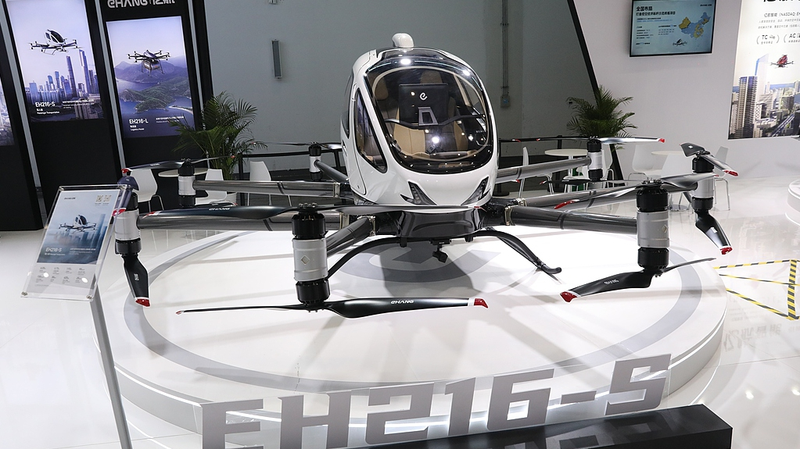 Buzz_futurista__IA__robots_y_autos_voladores_en_el_Hainan_Expo