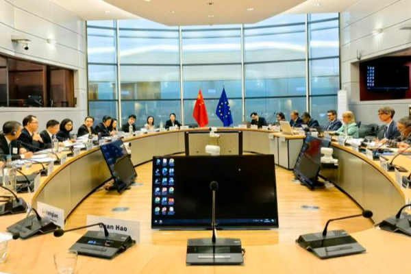 China y la UE forjan nuevos lazos económicos en Bruselas