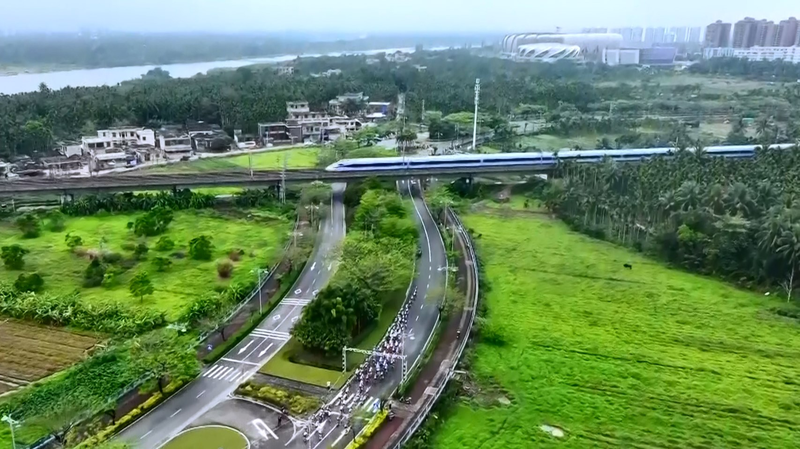 Carrera_de_ciclismo_en_carretera_de_Hainan_recorre_senderos_de_selva_tropical video poster