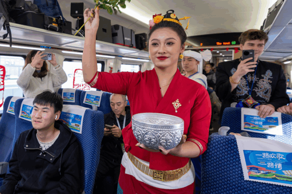 China-Malasia Ganar-Ganar: La BRI Impulsa el Crecimiento Global China_Malasia_Ganar_Ganar__La_BRI_Impulsa_el_Crecimiento_Global