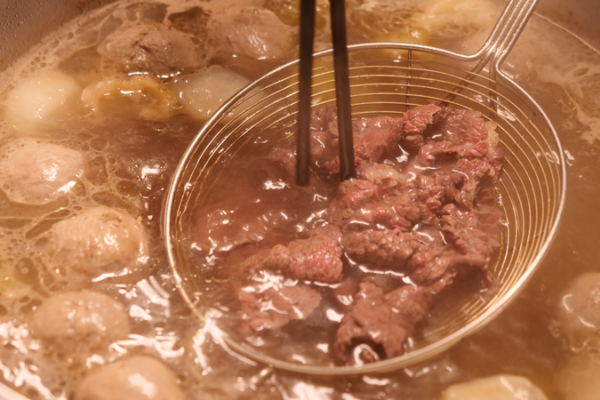Duelo de Hot Pot: Picante Chongqing vs. Fresco Chaozhou Duelo_de_Hot_Pot__Picante_Chongqing_vs__Fresco_Chaozhou