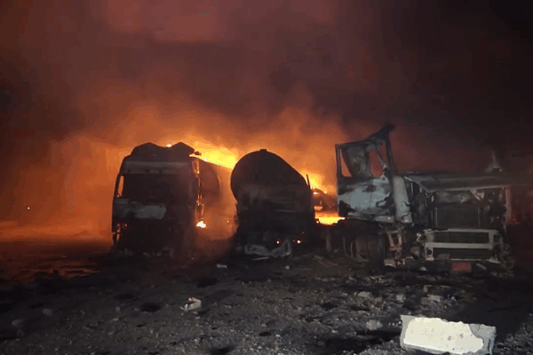 Ataque de EE.UU. deja 74 muertos en puerto de combustible yemení