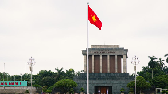 Xi Jinping rinde homenaje en el Mausoleo de Ho Chi Minh en Hanói