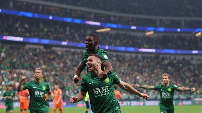 El_Beijing_Guoan__con_10_hombres__triunfa_6_1_sobre_el_Shandong_con_9_jugadores_en_un_emocionante_choque_de_CSL