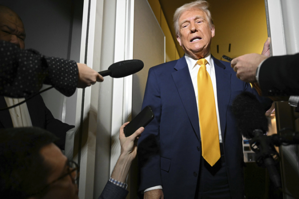 El Giro Arancelario de Trump: Nerviosismo en el Mercado y Choque con el GOP El_Giro_Arancelario_de_Trump__Nerviosismo_en_el_Mercado_y_Choque_con_el_GOP