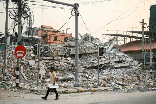 El_equipo_de_rescate_chino_entrega_ayuda_vital_en_la_zona_del_terremoto_de_Myanmar