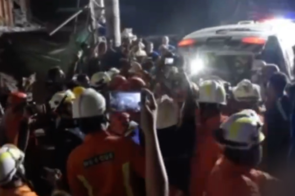 El gran rescate en el Gran Muro de Mandalay salva a los sobrevivientes atrapados El_gran_rescate_en_el_Gran_Muro_de_Mandalay_salva_a_los_sobrevivientes_atrapados video poster