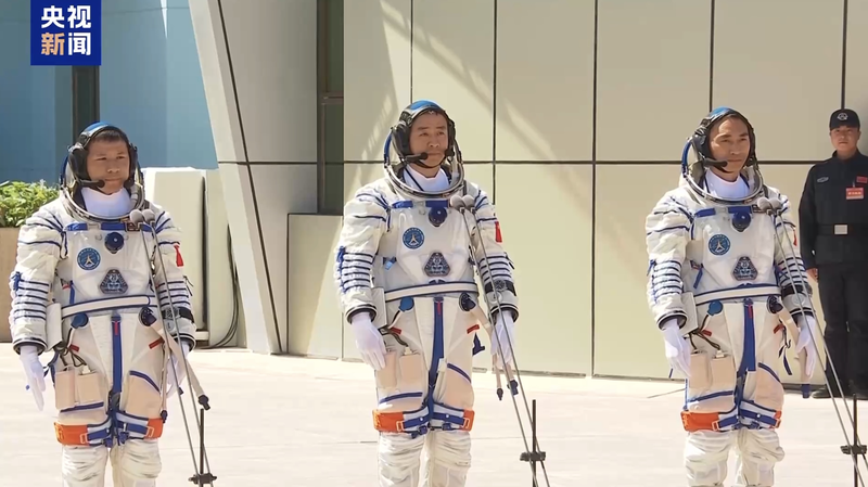 Emocionante_despedida_para_los_astronautas_del_Shenzhou_20 video poster