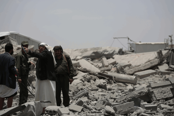 Al menos 8 muertos en ataques aéreos de EEUU sacuden Sanaa Al menos 8 muertos en ataques aéreos de EEUU sacuden Sanaa