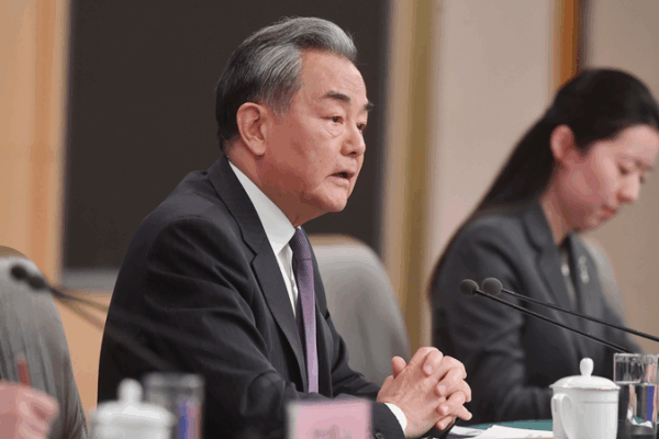 Wang Yi insta al Espíritu de Bandung a unir al mundo