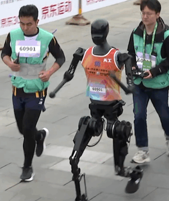 Humanoides conquistan la pista en el medio maratón de robots en Pekín Humanoides conquistan la pista en el medio maratón de robots en Pekín video poster