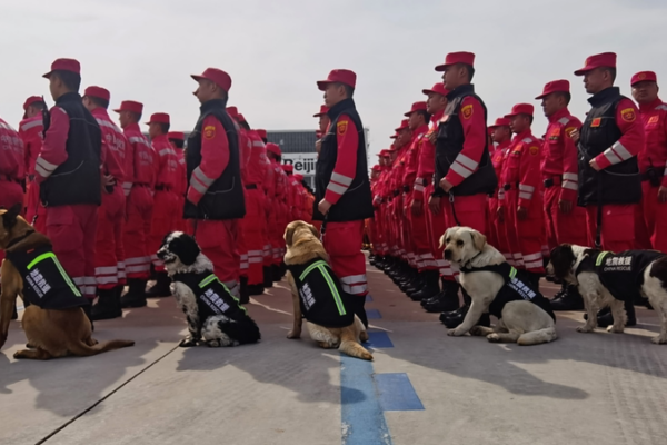 Equipos de Rescate Chinos Regresan a Casa Después de Misión por Terremoto en Myanmar video poster
