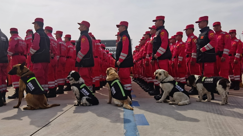 Equipos de Rescate Chinos Regresan a Casa Después de Misión por Terremoto en Myanmar video poster