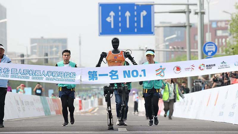 Carrera de Robots Humanoides en el Medio Maratón de Pekín video poster