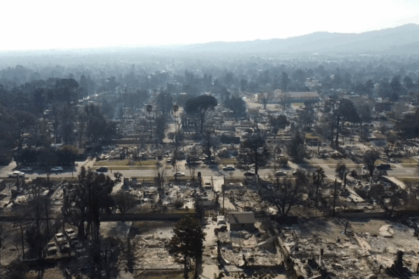 Miles de millones en daños: 100 días después de los incendios forestales de Los Ángeles Miles de millones en daños: 100 días después de los incendios forestales de Los Ángeles video poster