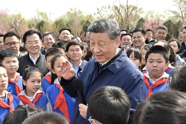 Lección Ecológica: La 13ª Plantación de Árboles de Xi Inspira a la Juventud Lección Ecológica: La 13ª Plantación de Árboles de Xi Inspira a la Juventud video poster