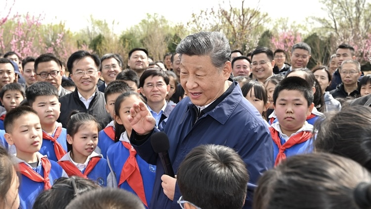 Lección Ecológica: La 13ª Plantación de Árboles de Xi Inspira a la Juventud video poster