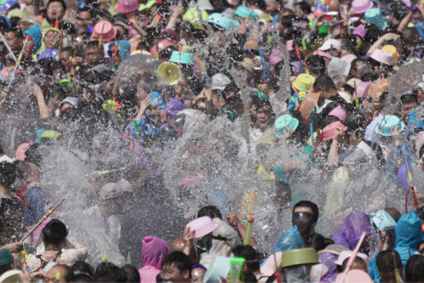 Alegría Salpicando en Xishuangbanna: Festival Anual del Agua Alegría Salpicando en Xishuangbanna: Festival Anual del Agua