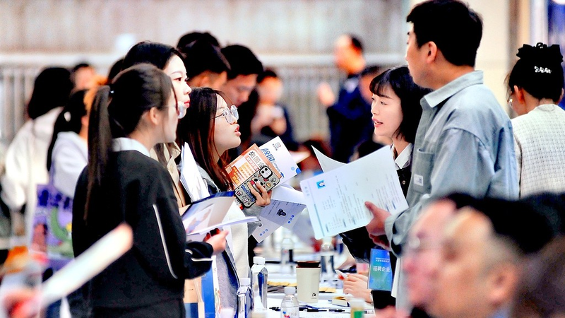 China presenta nuevos pasos para estabilizar la economía y el empleo video poster